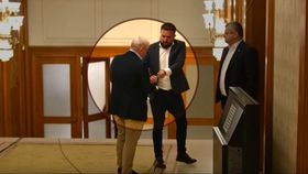 VIDEO Bătaie sângeroasă între doi parlamentari: „A încercat canibalic să mă muște în zona capului”